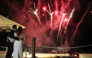 SPETTACOLO DEI FUOCHI D’ARTIFICIO MUSICALI SULLA SPIAGGIA