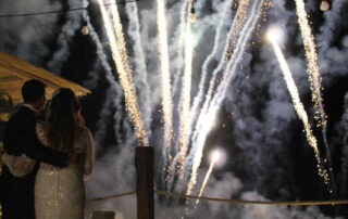 SPETTACOLO DEI FUOCHI D’ARTIFICIO MUSICALI SULLA SPIAGGIA