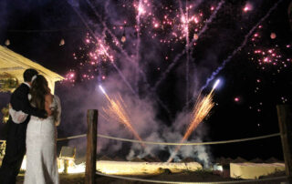 SPETTACOLO DEI FUOCHI D’ARTIFICIO MUSICALI SULLA SPIAGGIA