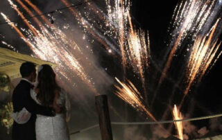 SPETTACOLO DEI FUOCHI D’ARTIFICIO MUSICALI SULLA SPIAGGIA