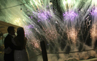 SPETTACOLO DEI FUOCHI D’ARTIFICIO MUSICALI SULLA SPIAGGIA